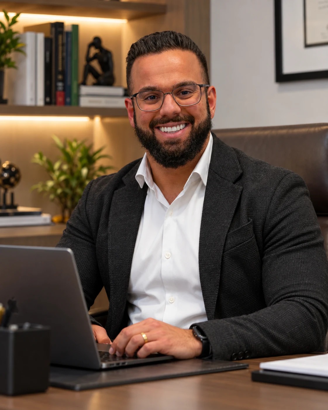 Dr. Rafael Latorraca sorrindo em seu consultório, em retrato de apresentação
